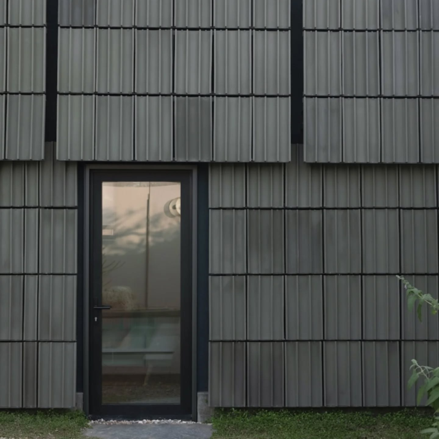 Terracotta House : Matière et Mémoire

Une maison qui assemble avec audace brique, terre cuite et savoir-faire artisanal pour inscrire la tradition dans un écrin contemporain. Chaque carreau, chaque teinte verte profonde rappelle un dialogue entre matériau brut et finesse architecturale, entre héritage et innovation.

Et vous ? Quelle matière vous suscite cette émotion tactile ?

𝗣𝗮𝗿 : @current_____interests

𝗜𝗺𝗮𝗴𝗲𝘀 : @francozulueta

𝗘𝗻𝗰𝗼𝗿𝗲 𝗽𝗹𝘂𝘀 𝗱'𝗶𝗻𝘀𝗽𝗶𝗿𝗮𝘁𝗶𝗼𝗻𝘀  #journaldudesign 

#architecture #designcontemporain #materiau #terrecotte #artisanal #craftsmanship #innovation #greenarchitecture #interiorstyle #frenchdesign #modernhome #sustainablearchitecture #texturelover

---

🇬🇧 English Version :

Terracotta House: Material & Memory

A dwelling that boldly blends brick, terracotta and artisanal expertise to channel tradition into a modern envelope. Each tile, each deep green tone evokes a conversation between raw material and refined architecture, between heritage and innovation.

And you? Which material evokes that tactile emotion in you?

#architecture #contemporarydesign #materiality #terracotta #artisanmade #craftsmanship #innovation #greenarchitecture #interiorstyle #frenchdesign #modernhome #sustainablearchitecture #texturelover