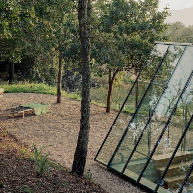 Rencontre entre granit et transparence

Une ancienne ferme en ruine du nord-du-Portugal se réinvente sous les mains de Dyvik Kahlen Architects : murs de granit restaurés, volumes ouverts, vitrages lumineux. Ici, la pierre massive et le verre délicat dialoguent avec la nature, brouillant les frontières entre intérieur et extérieur, temps passé et présent en mouvement.

Vous aussi, quel matériau rêveriez-vous de voir dialoguer dans votre maison ?

𝗣𝗮𝗿 : @dyvikkahlen

𝗜𝗺𝗮𝗴𝗲𝘀 : @francisco.ascensao

𝗘𝗻𝗰𝗼𝗿𝗲 𝗽𝗹𝘂𝘀 𝗱'𝗶𝗻𝘀𝗽𝗶𝗿𝗮𝘁𝗶𝗼𝗻𝘀  #journaldudesign 

#architecture #design #granite #glasshouse #stonehouse #contemporaryarchitecture #renovation #natureintegration #artarchitecture #portugal #minimalism #architecturelovers

---

🇬🇧 English Version :

Encounter between granite and transparency

A former ruin on Portugal’s Atlantic edge is reborn by Dyvik Kahlen Architects: stone walls restored, open volumes, luminous glazing. Here, massive granite and delicate glass converse with nature, blurring boundaries between inside and outside, past and present in motion. 

Which material would you love to see speaking in your home?

#architecture #design #granite #glasshouse #stonehouse #contemporaryarchitecture #renovation #natureintegration #artarchitecture #portugal #minimalism #architecturelovers