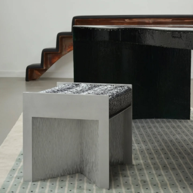 Folded Fusion : résonance des étoffes oubliées. À voir jusqu’au 29 novembre à la @galeriegosserez 

Dans un jeu subtil d’ombre et de matière, la collection « Folded Fusion » réinvente les tissus relégués aux coulisses : chaque pli, chaque reflets d’aluminium ciselé, compose une symphonie contemporaine où le passé textile s’élève en sculpture fonctionnelle. Une invitation à méditer sur le geste artisanal, à ressentir l’écho des fibres sublimées et à redécouvrir le design comme poésie matérielle.

Et vous : quel tissu oublié aimeriez-vous voir se transformer en œuvre d’art ?

𝗣𝗮𝗿 : @annie.delvenne @claissearchitectures chez @galeriegosserez 

𝗜𝗺𝗮𝗴𝗲𝘀 : @thierrydepagne_photography @xavier_harcq

𝗘𝗻𝗰𝗼𝗿𝗲 𝗽𝗹𝘂𝘀 𝗱'𝗶𝗻𝘀𝗽𝗶𝗿𝗮𝘁𝗶𝗼𝗻𝘀  #journaldudesign 

#design #artdesign #contemporarydesign #upcycling #sustainableluxury #fabricart #interiordesign #madeinbelgium #GalerieGosserez

---

🇬🇧 English Version :

Folded Fusion: echo of forgotten fabrics

In a refined play of shadow and texture, the collection “Folded Fusion” reimagines discarded fabrics : each fold, each gleam of hand-chiselled aluminium, intertwines into a contemporary symphony where textile history is elevated into functional sculpture. An invitation to feel the artisan’s gesture, to sense the echo of threads reborn, and to view design as material poetry.

And you: which forgotten fabric would you like to see transformed into art?

#design #artdesign #contemporarydesign #upcycling #sustainableluxury #fabricart #interiordesign #madeinbelgium #GalerieGosserez