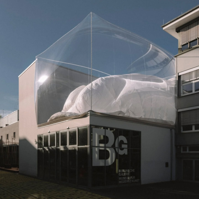 Soft Cycles : respiration de l’impermanence

Dans l’œuvre de Daniel Hölzl, les formes gonflables renaissent sans cesse, un souffle qui élève, gonfle, se vide et renaît. Fabriqué à partir de soie de parachute recyclée, ce volume transparent incarne un hymne aux cycles de l’existence, à la mémoire des matériaux et à l’architecture en constante mutation. La fin n’est pas une clôture, mais le mystère d’un nouveau commencement.

Prêt·e à ressentir cette métamorphose visuelle ?

𝗣𝗮𝗿 : @hoelzldaniel

𝗜𝗺𝗮𝗴𝗲𝘀 : @clemenspoloczek

𝗘𝗻𝗰𝗼𝗿𝗲 𝗽𝗹𝘂𝘀 𝗱'𝗶𝗻𝘀𝗽𝗶𝗿𝗮𝘁𝗶𝗼𝗻𝘀  #journaldudesign 

#designart #contemporaryart #installationart #materiality #cycleoflife #impermanence #artandarchitecture #recycledmaterials #breathingspace #softcycles

---

🇬🇧 English Version :

Soft Cycles: breathing impermanence

In the work of Daniel Hölzl, inflatable forms continually resurrect themselves, a breath that rises, fills, empties and begins anew. Crafted from recycled parachute silk, this transparent volume stands as an ode to the cycles of existence, to the memory held in materials and to architecture in perpetual motion. The end is not closure, but the mystery of a new beginning.

Ready to sense this visual metamorphosis ?

#designart #contemporaryart #installationart #materiality #cycleoflife #impermanence #artandarchitecture #recycledmaterials #breathingspace #softcycles