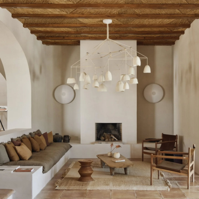 Villa Golondrina : poésie rurale à Ibiza

Dans cette rénovation signée Estudio Martín Peláez, une maison de campagne d’Ibiza se révèle plus qu’un simple refuge : elle raconte une histoire. Entre murs blanchis à la chaux, plafonds en poutres tressées, carreaux de terre cuite peints à la main et matériaux naturels, chaque espace respire l’authenticité rustique et la modernité raffinée. Le projet conserve l’âme originelle de la bâtisse tout en y ajoutant des touches sculpturales, canapés intégrés, banquettes aux lignes pures, cheminées redessinées, pour une ambiance apaisée et lumineuse, en harmonie avec le paysage méditerranéen. 

Et si on prenait un instant pour ralentir, s’ancrer, et laisser la lumière d’Ibiza apaiser nos idées ?

𝗣𝗮𝗿 : @estudiomartinpelaz

𝗜𝗺𝗮𝗴𝗲𝘀 : @soniasabnani

𝗘𝗻𝗰𝗼𝗿𝗲 𝗽𝗹𝘂𝘀 𝗱'𝗶𝗻𝘀𝗽𝗶𝗿𝗮𝘁𝗶𝗼𝗻𝘀  #journaldudesign 

Design #Architecture #Ibiza #Rénovation #Mediterranean #InteriorDesign #RusticChic #Artisanat #Simplicité #EstudioMartínPeláez #VillaGolondrina

---
🇬🇧 English Version :

Villa Golondrina: Rural Poetry in Ibiza

In this renovation by Estudio Martín Peláez, a countryside house in Ibiza becomes more than a retreat, it becomes a story. With lime-washed walls, woven-beam ceilings, hand-painted terracotta tiles and natural materials, every corner breathes rustic authenticity and refined modernity. The design preserves the home’s original soul while adding sculptural touches, built-in sofas, pure-lined benches, reimagined fireplaces, for a serene, luminous atmosphere in harmony with the Mediterranean surroundings. 

Let’s pause, ground ourselves, and let Ibiza’s light gently calm our thoughts.

Design #Architecture #Ibiza #Renovation #Mediterranean #InteriorDesign #RusticChic #Craftsmanship #Simplicity #EstudioMartinPelaz #VillaGolondrina