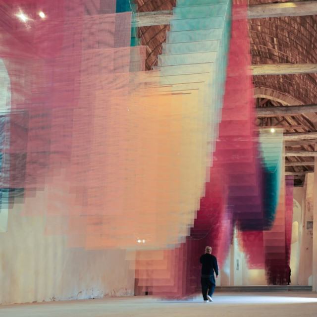 ECHOVERSE : Vague Chromatique

Un flux de 451 panneaux colorés transforme la chapelle du @centredart_les3cha en un paysage vibrant où la lumière devient matière. Une immersion poétique signée Tomislav Topić.

Quelle couleur te transporte le plus ? 🎨✨

𝗣𝗮𝗿 : @topic_tomislav

𝗜𝗺𝗮𝗴𝗲𝘀 : @krnschwtz.studio

𝗘𝗻𝗰𝗼𝗿𝗲 𝗽𝗹𝘂𝘀 𝗱'𝗶𝗻𝘀𝗽𝗶𝗿𝗮𝘁𝗶𝗼𝗻𝘀  #journaldudesign 

#artcontemporain #installation #couleurs #TomislavTopic #Châteaugiron #designimmersif #visualart #contemporaryart #colorwave #artinstallation

---

🇬🇧 English Version :

ECHOVERSE: Chromatic Wave

A flow of 451 coloured panels transforms the 3 CHA chapel into a vibrant, light-driven landscape. A poetic immersion by Tomislav Topić.

Which colour moves you the most? 🎨✨

#contemporaryart #installation #colors #TomislavTopic #immersiveart #design #visualart #colorwave #artinstallation