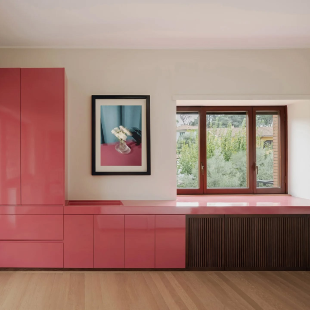 Manifeste moderniste au cœur d’une villa romaine

Un couple de la périphérie de Rome charge le studio StudioTamat de repenser leur villa des années 60 en un dialogue audacieux entre le patrimoine et la modernité. Parquets en chêne, papiers peints fleuris et mobiliers iconiques, comme le canapé Marenco rose et la lampe Nessino orange, cohabitent dans des lieux redessinés autour d’un escalier elliptique. Chaque espace raconte une histoire : la pierre brute, les vitres cannelées, les motifs losange des ferronneries d’origine… Une architecture vivante, où chaque détail fait vibrer l’âme moderniste.

✨ Et vous, quel détail de cette villa vous touche le plus ?

𝗣𝗮𝗿 : @studiotamat

𝗜𝗺𝗮𝗴𝗲𝘀 : @_peter_molloy_

𝗘𝗻𝗰𝗼𝗿𝗲 𝗽𝗹𝘂𝘀 𝗱'𝗶𝗻𝘀𝗽𝗶𝗿𝗮𝘁𝗶𝗼𝗻𝘀  #journaldudesign 

#architecture #interiordesign #modernisme #villa #designitalien #studioTamat #renovation #midcenturymodern #archilovers #inspirationdesign #designcontemporain #italy #renovationvilla

---

🇬🇧 English Version :

Modernist Manifesto in a Roman Villa

A couple on the outskirts of Rome entrusted StudioTamat with reinventing their 1960s villa into a bold dialogue between heritage and modernity. Oak parquet, flowery wallpapers, and iconic furniture,  like the pink Marenco sofa and orange Nessino lamp,  coexist in reimagined spaces arranged around an elegant elliptical staircase. Every corner tells a story: exposed stone, fluted glass doors, diamond motifs echoing the original ironwork… A living architecture, where each detail resonates with the modernist spirit.

✨ What detail of this villa resonates with you the most?

#architecture #interiordesign #modernism #villa #italiandesign #StudioTamat #renovation #midcenturymodern #archilovers #designinspiration #contemporarydesign #Italy #villarénovation