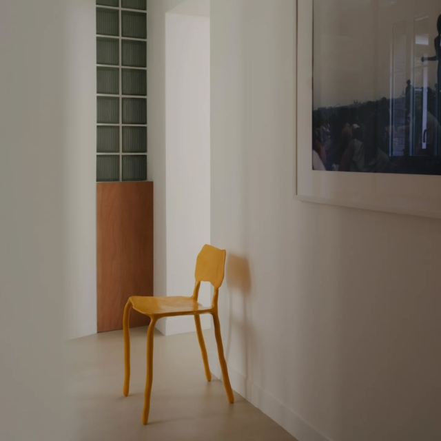 Vaugirard : un écrin lumineux pour l’art
Un appartement parisien repensé pour sublimer une collection d’art contemporain : lignes épurées, matériaux naturels, lumière qui structure l’espace. Un décor minimaliste, pensé comme une galerie intime.
Et vous, où exposeriez-vous votre pièce favorite ?

𝗣𝗮𝗿 : @pareil.pareil

𝗜𝗺𝗮𝗴𝗲𝘀 : @jbthiriet.studio

𝗘𝗻𝗰𝗼𝗿𝗲 𝗽𝗹𝘂𝘀 𝗱'𝗶𝗻𝘀𝗽𝗶𝗿𝗮𝘁𝗶𝗼𝗻𝘀  #journaldudesign

#architecture #design #artcontemporain #renovation interiordesign paris minimalisme architecturelovers designinspiration

---

🇬🇧 English Version :

Vaugirard: a luminous showcase for art
A Paris apartment redesigned to highlight a contemporary art collection: clean lines, natural materials, and light shaping every volume. A minimal, gallery-like atmosphere.

And you, where would you display your favorite piece?

architecture design contemporaryart renovation interiordesign paris minimalism architecturelovers designinspiration