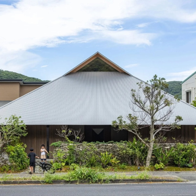 Maison AMAMI : poésie architecturale sur l’île d’Amami

Une maison autonome imaginée par Sakai Architects, où nature, lumière et matériaux bruts fusionnent dans une sobriété sublime. Entre volumes modulaires et jardins ouverts, l’habitat devient un refuge sensible, pensé pour respirer avec l’île.

👉 Cette architecture vous inspire plutôt calme intérieur ou liberté sauvage ?

𝗣𝗮𝗿 : @sakaiarchitects

𝗜𝗺𝗮𝗴𝗲𝘀 : ii_blitzstudio

𝗘𝗻𝗰𝗼𝗿𝗲 𝗽𝗹𝘂𝘀 𝗱'𝗶𝗻𝘀𝗽𝗶𝗿𝗮𝘁𝗶𝗼𝗻𝘀  #journaldudesign 

#architecture #design #japon #amami #architecturejaponaise #ecoarchitecture #sustainablearchitecture #minimalisme #designcontemporain

---

🇬🇧 English Version :

AMAMI House: poetic architecture on Amami Island

An autonomous home by Sakai Architects where nature, light and raw materials blend into a serene, minimal composition. With modular volumes and open garden spaces, it becomes a living refuge designed to breathe with the island.

👉 Does this architecture evoke inner calm or wild freedom for you?

#architecture #design #japan #amami #japanesearchitecture #ecoarchitecture #sustainablearchitecture #minimalism #contemporarydesign