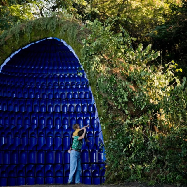 Pavillon Muqarnas : lorsque l’architecture réenchante le sacré

Erigé en demi-dôme par le studio New South, le Pavillon Muqarnas mêle céramique bleu profond et béton imbriqué pour transformer les traditionnels muqarnas, éléments décoratifs des voûtes islamiques, en une structure contemporaine vivante, invitant à repenser l’espace public comme un lieu de coexistence, de mémoire et de biodiversité. 

Un espace à la fois poétique et engagé : envie de redonner sens et souffle à nos villes ? 🌿

𝗣𝗮𝗿 : @newsouth___ et @ensase_officiel

𝗜𝗺𝗮𝗴𝗲𝘀 : @jletoublon

#architecture #designcontemporain #arturbain #muqarnas #SaintÉtienne

---

🇬🇧 English Version :

Muqarnas Pavilion: when architecture re-enchants the sacred

Built as a semi-dome by New South, the Muqarnas Pavilion blends deep-blue ceramics and interlocking concrete to turn the traditional muqarnas, decorative vault mouldings from Islamic architecture, into a living contemporary structure, inviting us to rethink public space as a realm of coexistence, memory and biodiversity. 

A space both poetic and committed: want to bring new meaning and breath into our cities? 🌿

architecture contemporarydesign urbanart muqarnas SaintEtienne