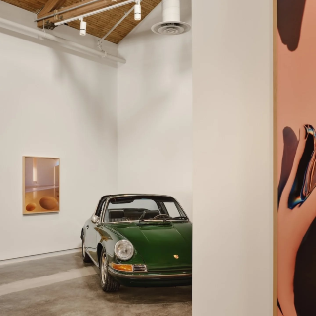 Galerie FOIL, un écrin brut pour l’art vivant

Née dans les murs centenaires d’une ancienne usine d’armement à Montréal, @foil.gallery métamorphose le patrimoine industriel en un espace singulier où art contemporain, design et expérience sensible se répondent, textures de béton, bois lavé, lumière naturelle et café pour une immersion totale. 

Envie de redécouvrir le passé sous un prisme moderne, tu t’y vois déjà ?

𝗣𝗮𝗿 : @atelierlabri

𝗜𝗺𝗮𝗴𝗲𝘀 : @alexlesage__

#FOILGallery #ArtContemporain #DesignIndustriel #ArchitectureRenovation #ArtPourTous

---

🇬🇧 English Version :

FOIL Gallery, a raw shell reborn in light

Born inside the century-old walls of a former munitions factory in Montréal, FOIL Gallery transforms industrial heritage into a singular space where contemporary art, design and sensory experience merge,  concrete textures, sand-cleaned wood, natural light and a café for full immersion. 

Want to rediscover history through a modern lens, can you already feel it?

FOILGallery ContemporaryArt IndustrialDesign ArchitectureRebirth ArtForAll